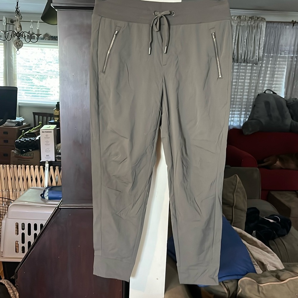 NWOT, Athleta TREKKIE NORTH JOGGER OLIVE COLOR SIZE 10